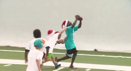 Dolphins bring holiday cheer to South Florida children bit.ly/2h59co2 https://t.co/YO7SOip0VI