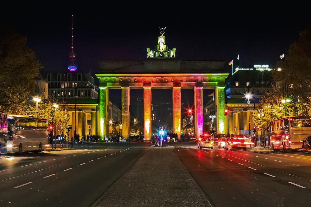 Берлин значение. Улица Бранденбургские ворота. Бранденбургские ворота в Берлине ночью. Бранденбургские ворота в Берлине на улице. Центральная улица Берлина.