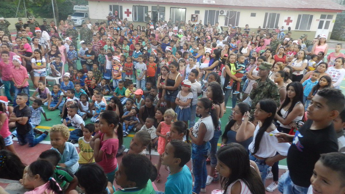 Ejercito_Div7's tweet photo. En esta #NavidadConMiErjecito las familias Segovianas disfrutan cada tarde de las novenas navideñas realizadas en el #BAEEV8 #BR14 https://t.co/Xzh3JdDAcN