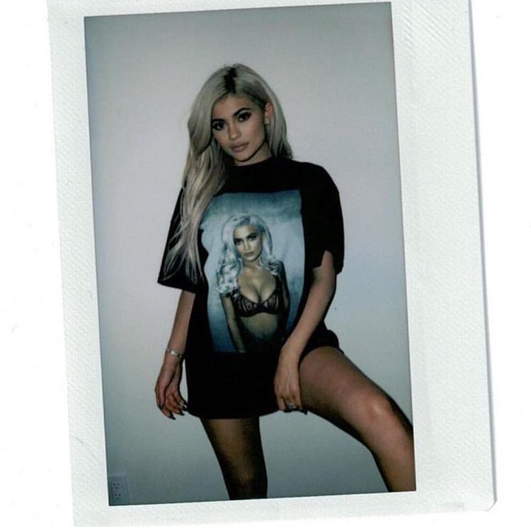 thekyIieshop's tweet photo. The Kylie Tee is still available at https://t.co/Xx2IdBuiRy 👑💋 https://t.co/HwK5XQ261K