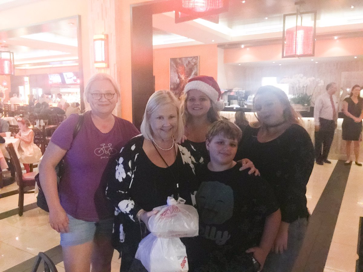 ThyroidDoc's tweet photo. Great at dinner with our friend Sharon Gottfried, practice administrator at my previous practice. #pbtew #Thyroid #Diabetes #Palmbeach https://t.co/S8kpJRHWqu