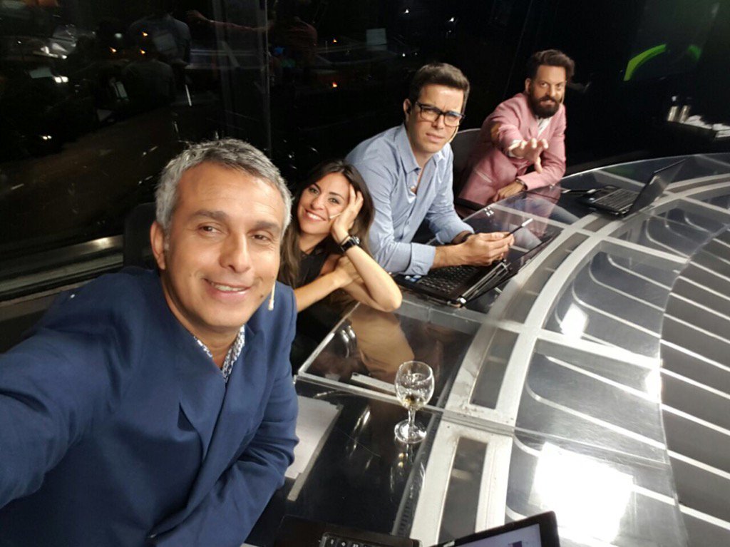 Sintesis_13's tweet photo. Acá estamos eh! Termina el show y arranca #Sintesis con @mariomassaccesi @riflevarela @EPCaressi y @Josebianco10 https://t.co/eVtBkF0fng