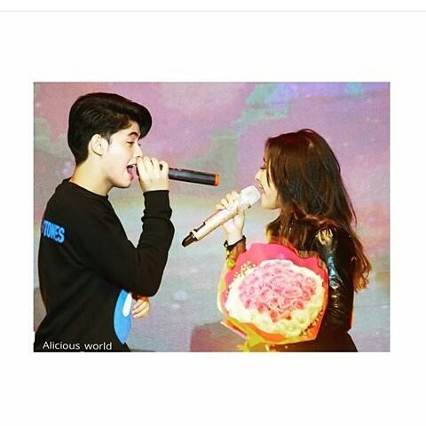 nurnah73's tweet photo. Kalian seperti magnet yg saling tarik menarik... 😂😂 @alysyarief @PrillyBie https://t.co/zGzK4VdByN