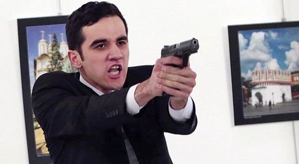 Outlookindia's tweet photo. Gunman #Assassinates #RussianAmbassador To Turkey At Photo Exhibit, Shouting 'Don't forget #Aleppo'
https://t.co/j3Nwh83ahk https://t.co/SjEzpnZsNI