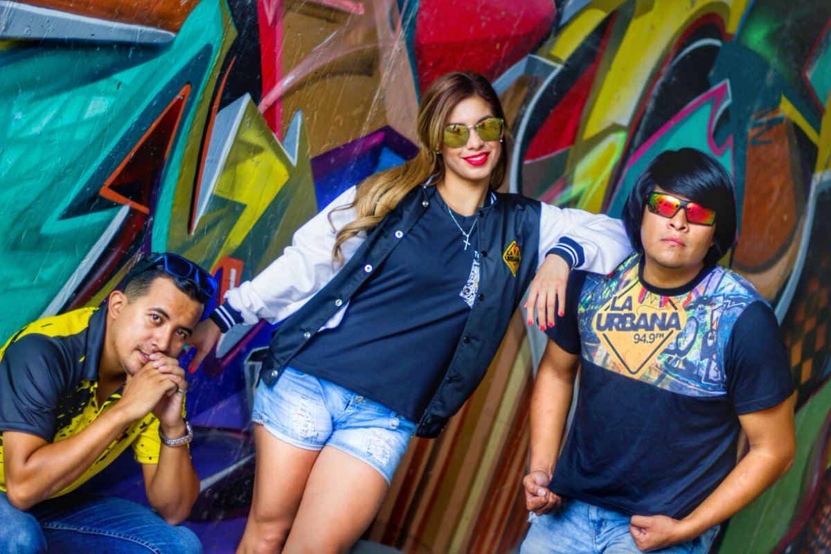 En cabina: Diegolover | Amy Mejia | Alvaro Escobar 
🎵Y que se sienta como la bocina de la radio en esta navidad 📻 revienta 💣 ¡Bom Bom Bom! 💣