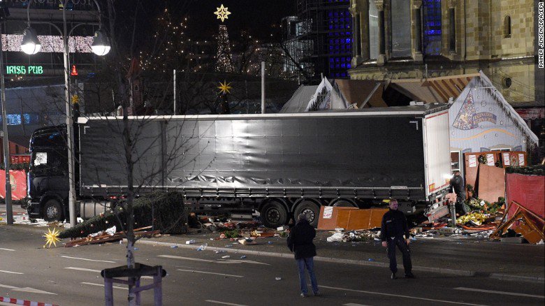 Camion su Mercatino di Natale, forse attentato a Berlino in Germania Camion su Mercatino di Natale, forse attentato a Berlino in Germania