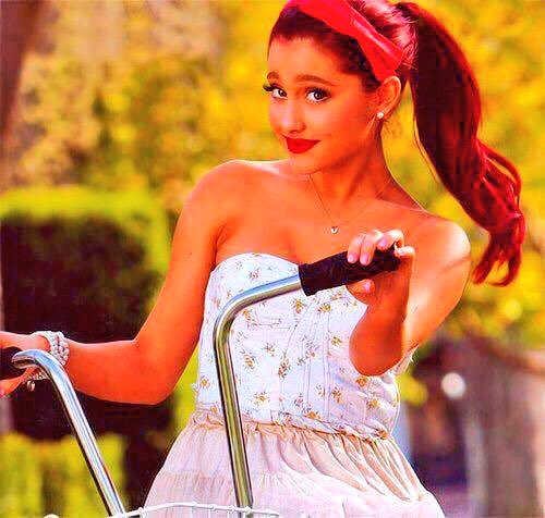 pop_pictures's tweet photo. ❄️Ariana Grande
so cute
#AriAMAs
. https://t.co/eXJMuAnzoK