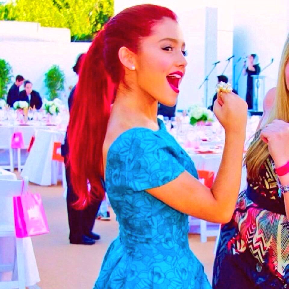 pop_pictures's tweet photo. ❄️Ariana Grande
so cute
#AriAMAs
. https://t.co/eXJMuAnzoK