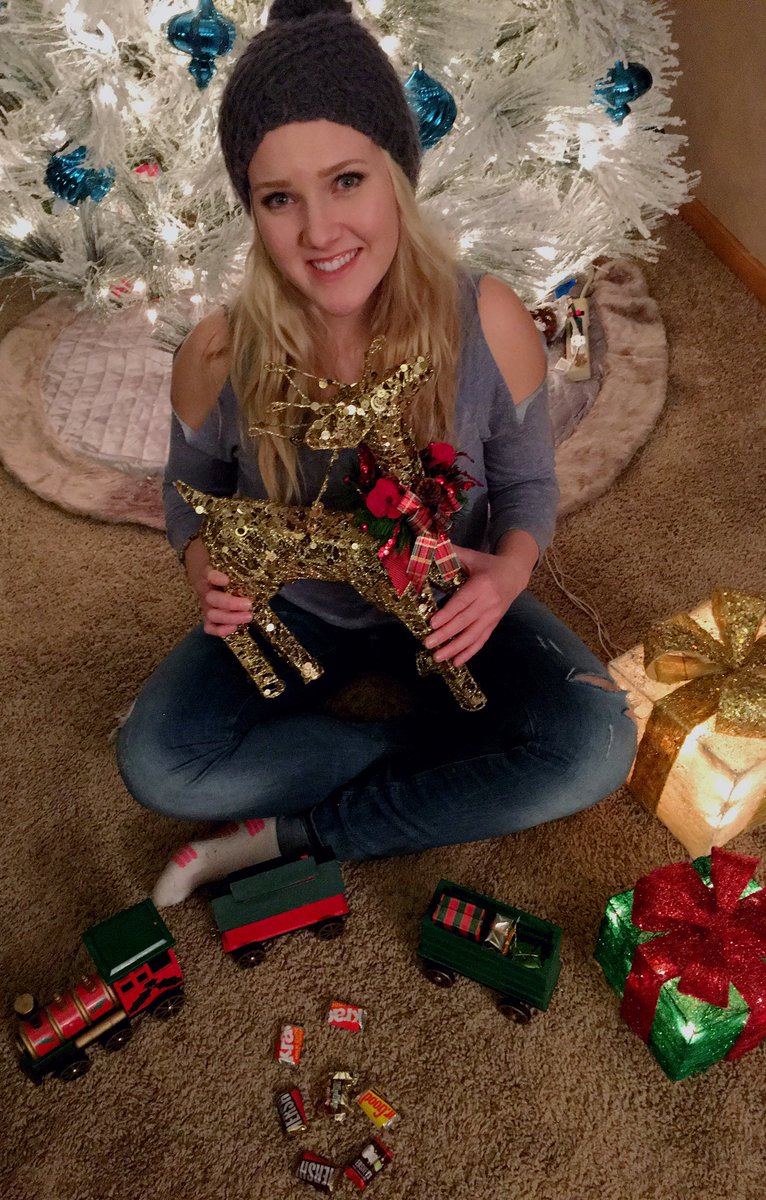 KayNoelKeller's tweet image. 6 days till Kristmas Kountdown!! What's your fav holiday deserts? (Mines @Hersheys) #StayTunedToWin #Giveaway #RevealComingSOON