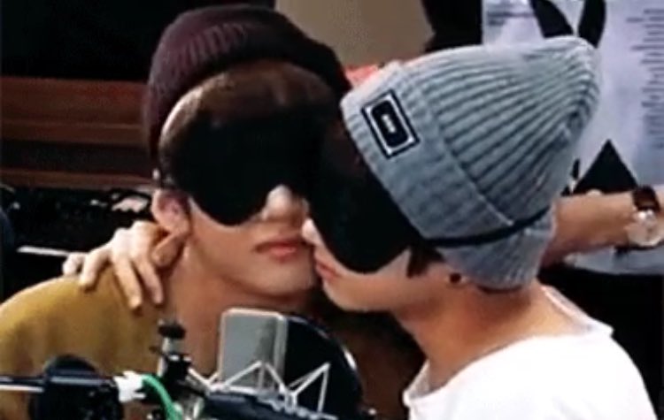 kthjjg's tweet photo. i'm just saying that there's no way they haven't kissed https://t.co/7efeWVb3hk