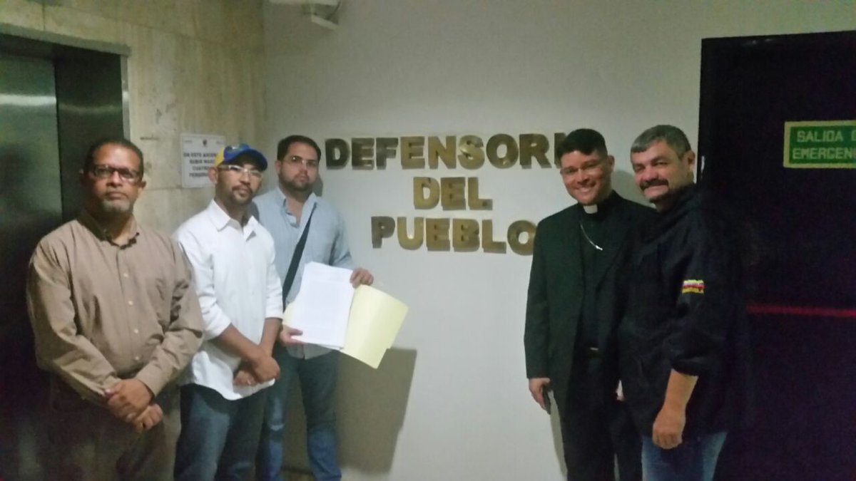 JulioReyesCcs's tweet photo. En nuestra exigencias al defensor, abogamos por la libertad de Freiman, dirigente de @MareaSoc89 preso injustamente #ExigimosAlDefensor https://t.co/D6sBOvvEKi