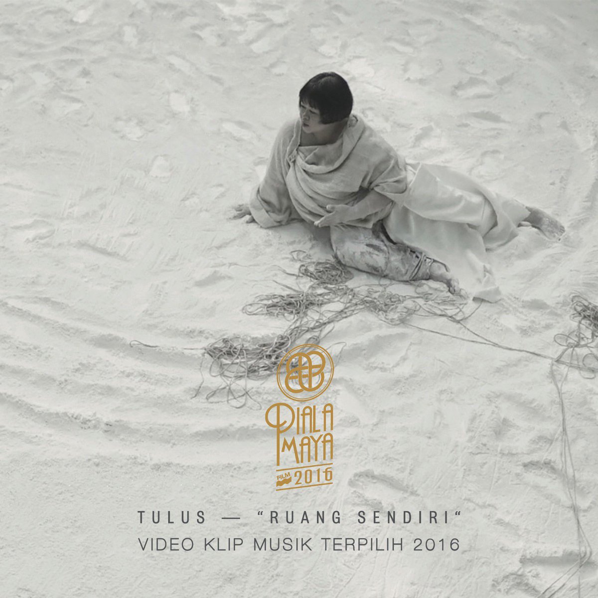 musiktulus's tweet photo. "Ruang Sendiri" berhasil menjadi Video Klip Musik Terpilih di #PialaMaya5 #5elebrasi.
Terima kasih apresiasinya @FILM_Indonesia! https://t.co/PeP5OJdDYL
