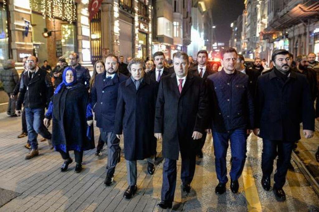sakirtmen57's tweet photo. 👉🏿Dikkat Bu bir Şaka Değildir!

4 gün önce Rus konsolosluğuna protesto için yürüdüler, şimdi de taziye için yürüyorlar! https://t.co/ARGjx9mGwV