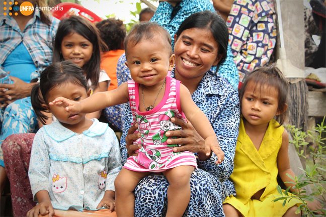 UNFPACambodia's tweet image. Social &amp;amp; #EcoDevelopment must go hand in hand. Find out what UNFPA is doing to promote social services in #Cambodia: goo.gl/xCemn8