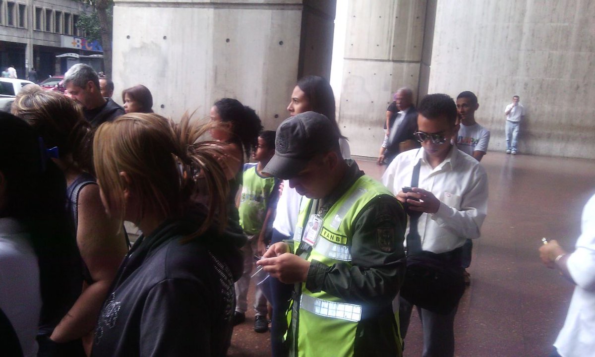JulioReyesCcs's tweet photo. Mientras protestabamos en la Defensoria, efectivos de la GN nos grababan y tomaban fotos #ExigimosAlDefensor https://t.co/7Q0IRt9Lud