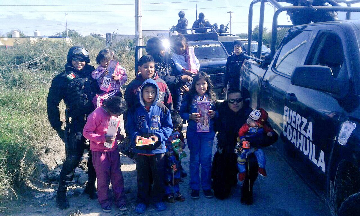 victorzamorardz's tweet photo. Agentes de @FuerzaCoahuila convivieron con niños de diversas colonias a quienes obsequiaron juguetes #ProximidadSocial @rubenmoreiravdz https://t.co/TZDVh4Bsgg