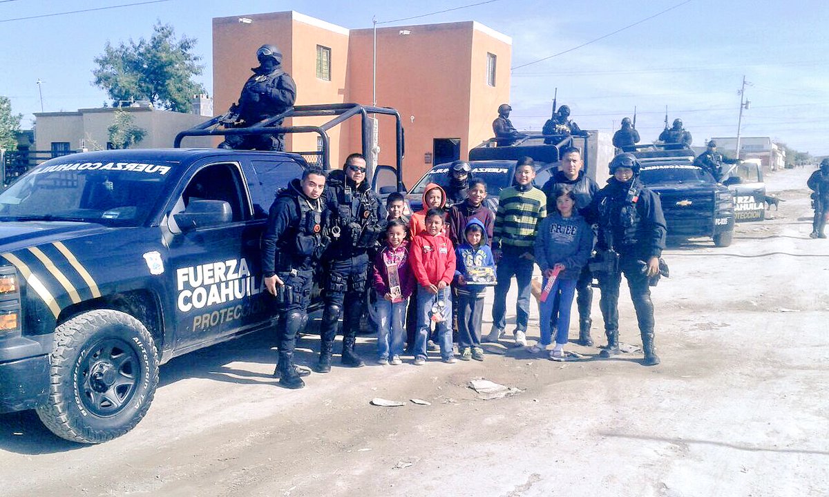 victorzamorardz's tweet photo. Agentes de @FuerzaCoahuila convivieron con niños de diversas colonias a quienes obsequiaron juguetes #ProximidadSocial @rubenmoreiravdz https://t.co/TZDVh4Bsgg