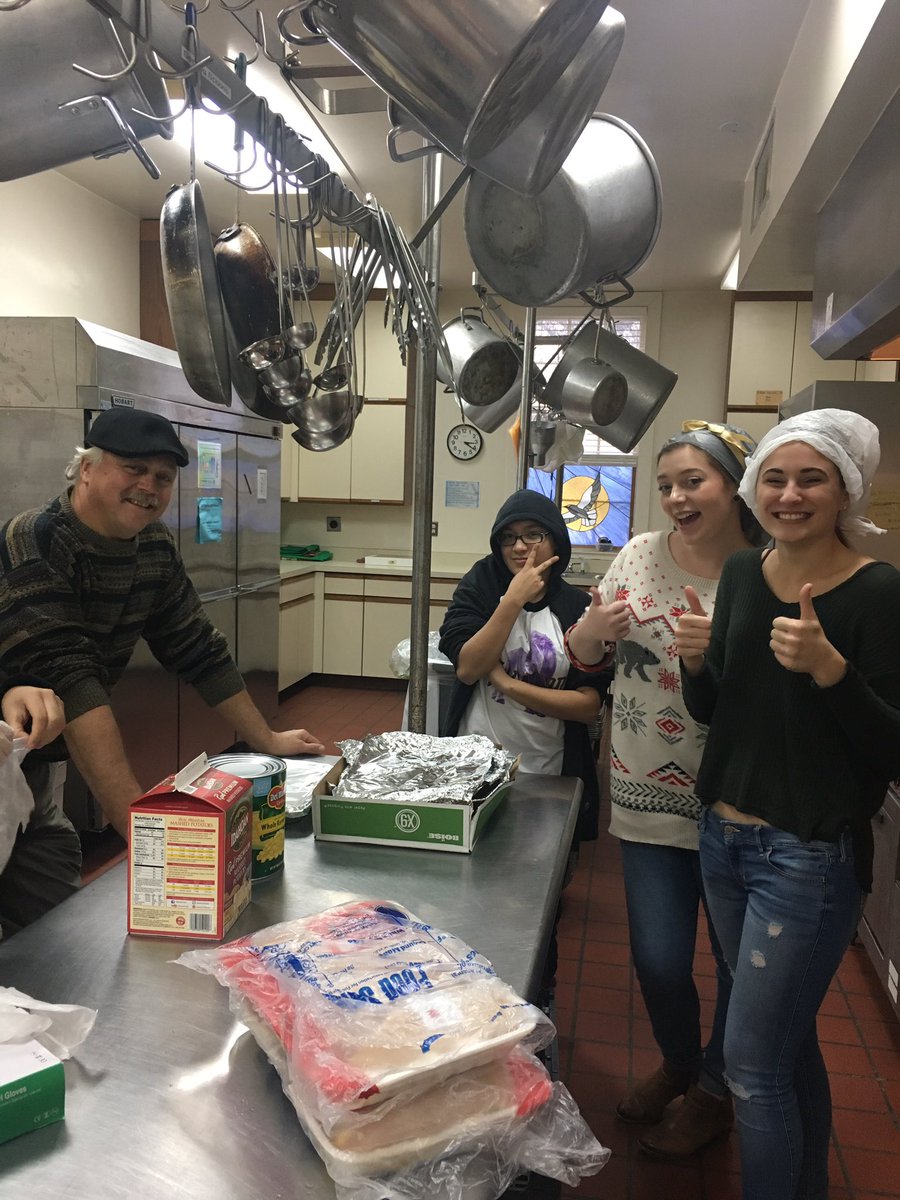 shs_ths's tweet photo. We had an amazing time volunteering at Care by Community with @globalstudieshs Thank you for all of the volunteers and food donations! 🌎 🇪🇸 https://t.co/sRAVcfX9Uj