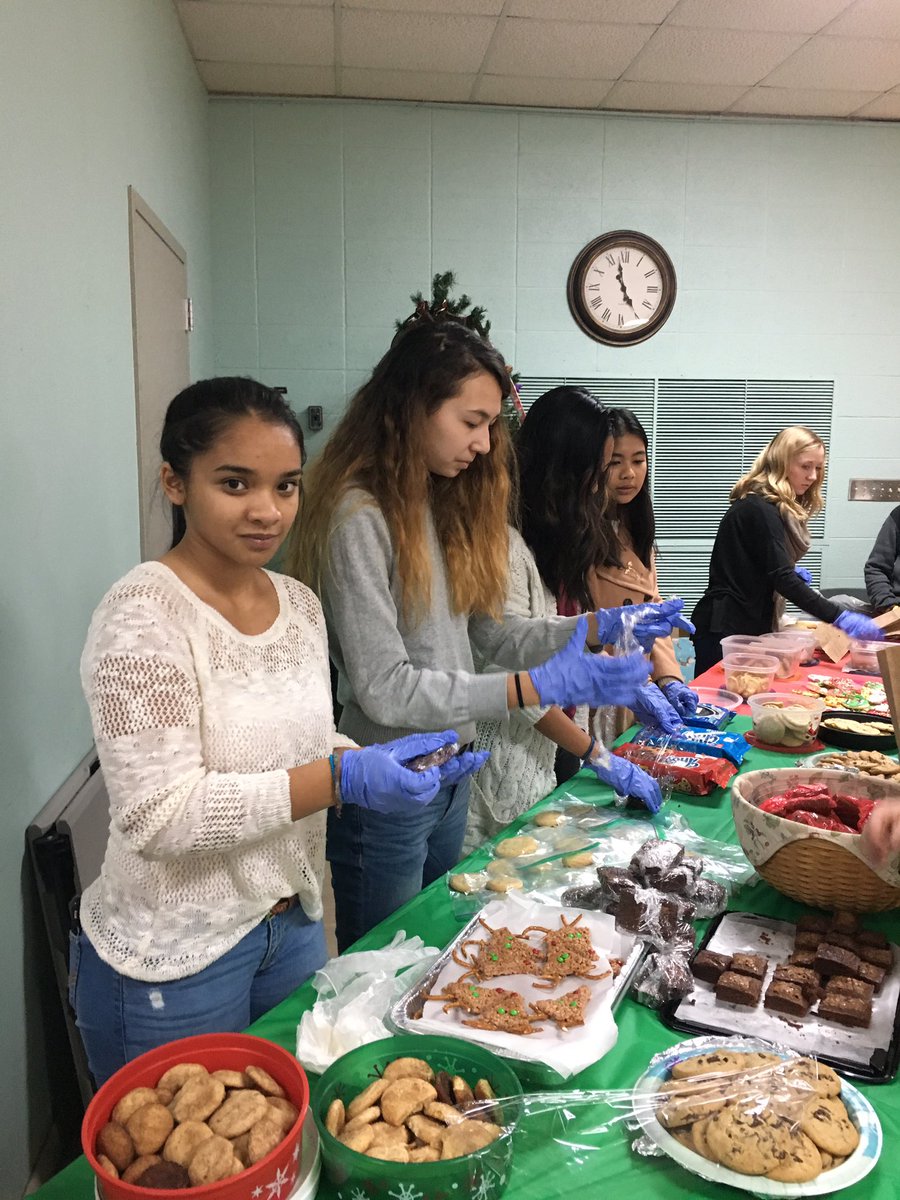 shs_ths's tweet photo. We had an amazing time volunteering at Care by Community with @globalstudieshs Thank you for all of the volunteers and food donations! 🌎 🇪🇸 https://t.co/sRAVcfX9Uj
