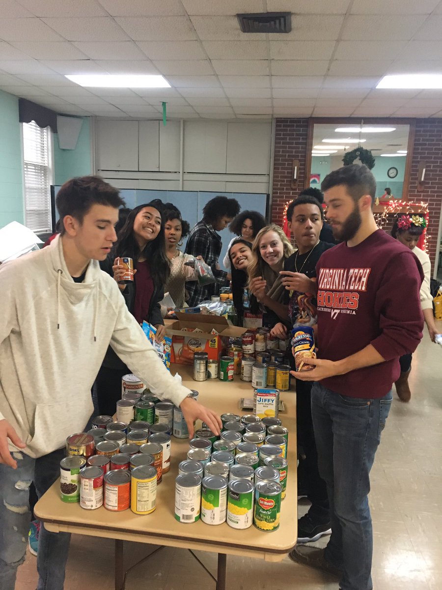shs_ths's tweet photo. We had an amazing time volunteering at Care by Community with @globalstudieshs Thank you for all of the volunteers and food donations! 🌎 🇪🇸 https://t.co/sRAVcfX9Uj