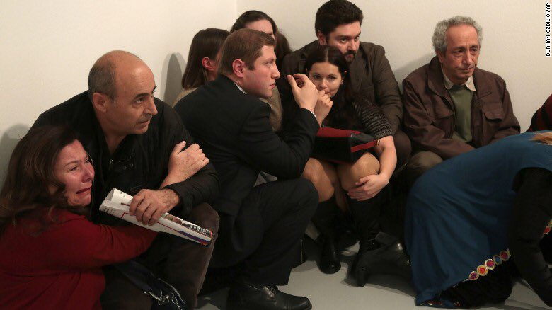 hamerawat's tweet image. ช็อค!! ทูตรัสเซียประจำตุรกี ถูกลอบสังหารกลางพิธีเปิดงานศิลปะ คนร้ายยิงต่อหน้าต่อตาช่างภาพนับสิบ พร้อมตะโกน อย่าลืม Aleppo ! อย่าลืมซีเรีย !