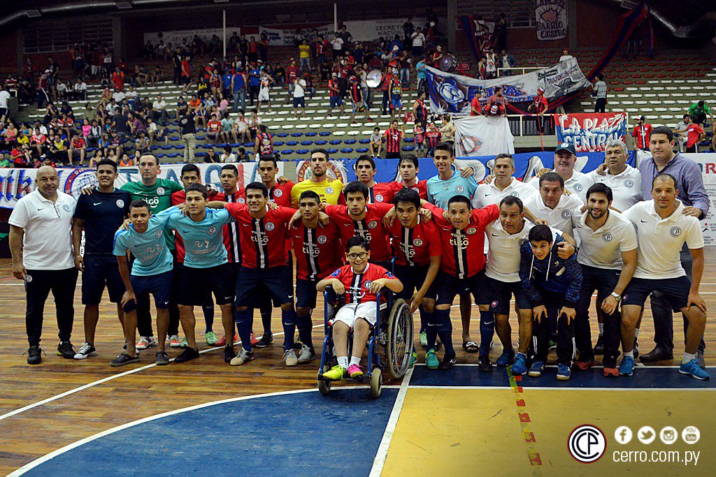 CerroFutsalFIFA's tweet photo. Final de partido.  ¡Victoria azulgrana!
#CerroFutsal 7-1 Humaita
#LigaNacional
¡Vamos Ciclón! 🔴🔵 https://t.co/1PkClFgKVk