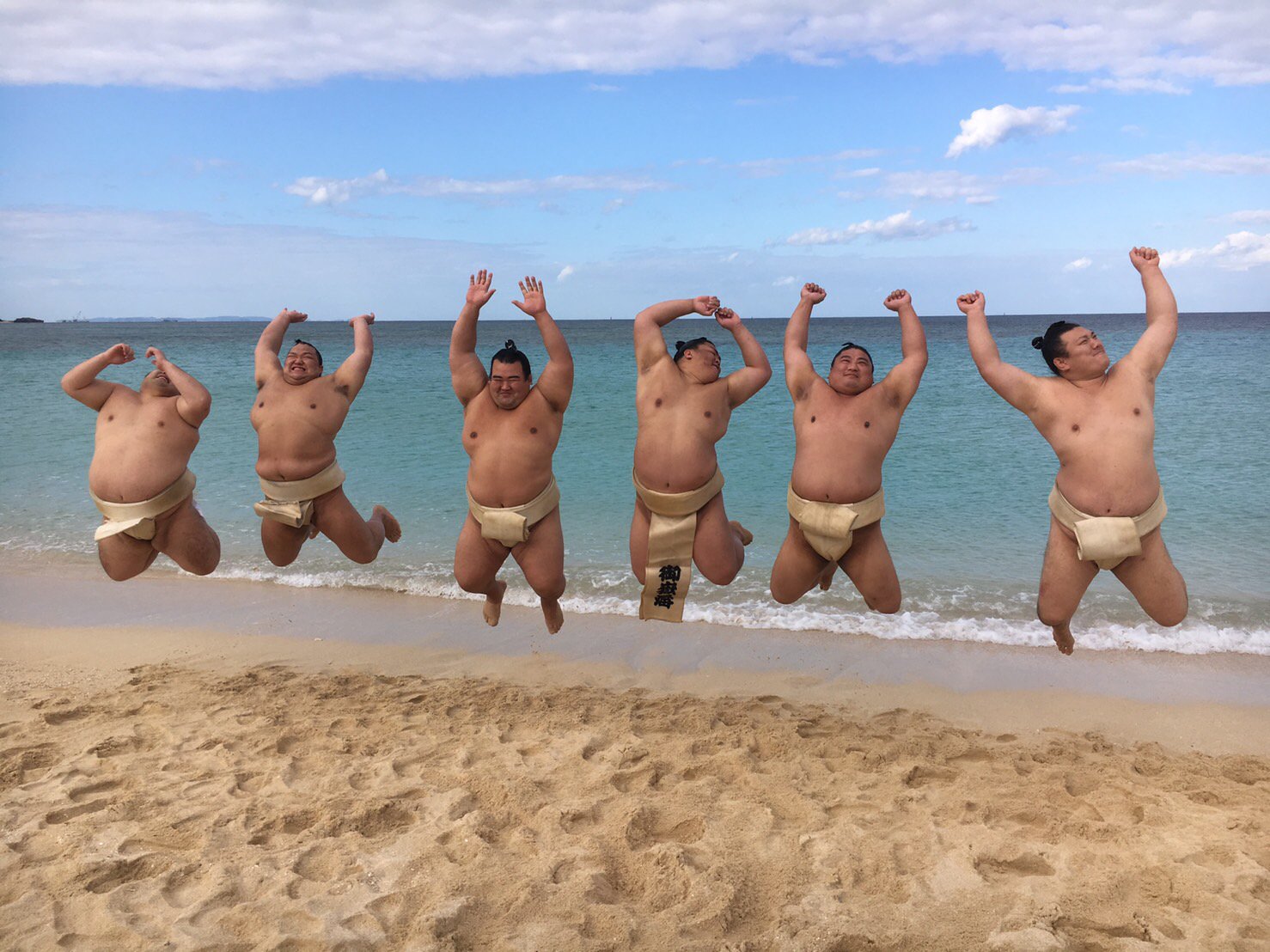 на пляже сумотори