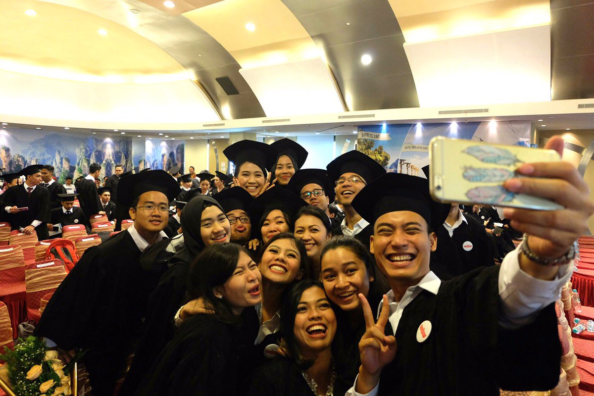 putriditia's tweet photo. Well,here we are! UGM,UI,ITB,Unair,ITS bersatu dlm satu Graduation! now,we called us as a (Sinarmas)familiy #sinarmasgraduation @sinar_masID https://t.co/oStUImrw5n