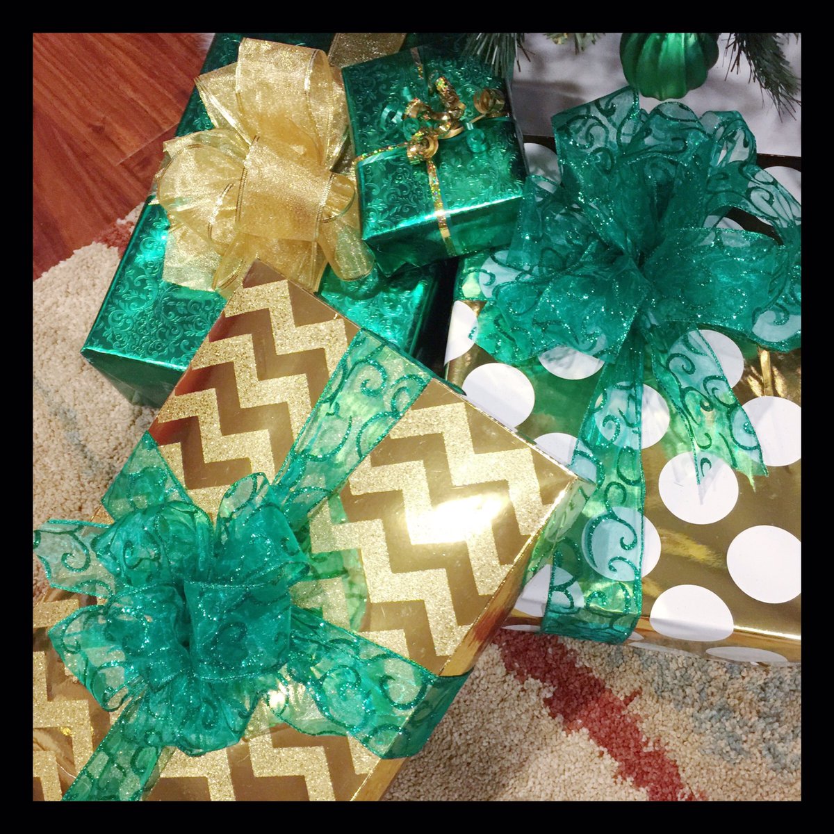 KolorpopDesignz's tweet photo. When your gift wrappin game is strong 👌🏾 #GiftWrapping #presents #happyholidays #wrapme https://t.co/FbmNm0H21I