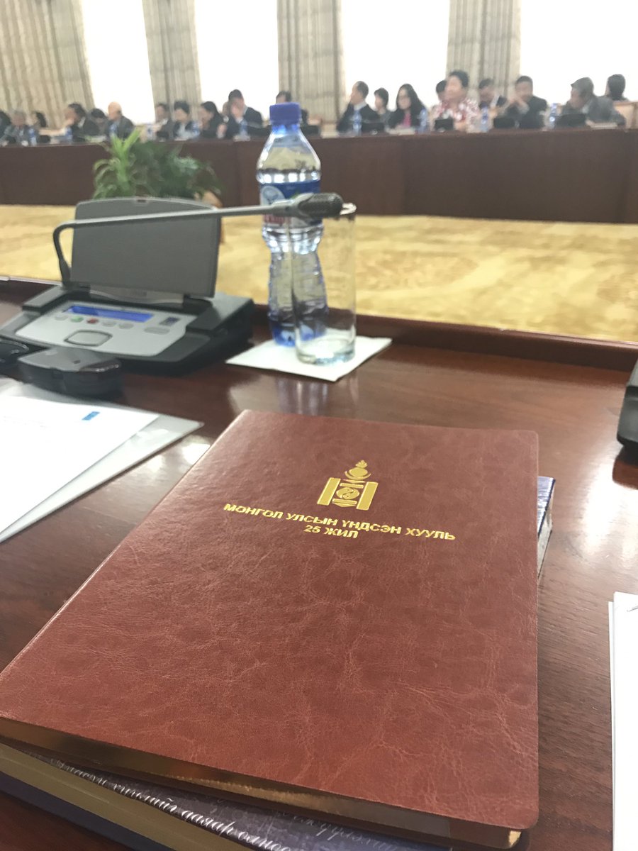 'Монгол Улсын Үндсэн хууль-25 жил' сэдэвт эрдэм шинжилгээний хурал болж байна.
