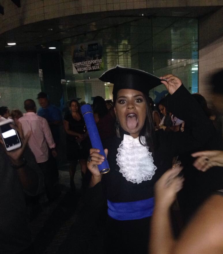 marisdmiranda's tweet photo. Acabou o caô🎓 #formanda2016 https://t.co/IR29zh9OY1