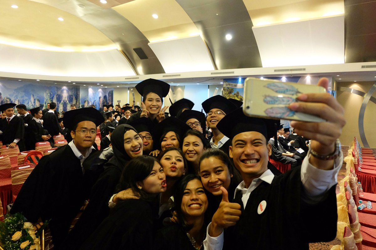 putriditia's tweet photo. Another graduation! Yeaaay, see you on top mates, @Sinar_MasID #sinarmasgraduation #banggaindonesia https://t.co/oMzSjh0oNi