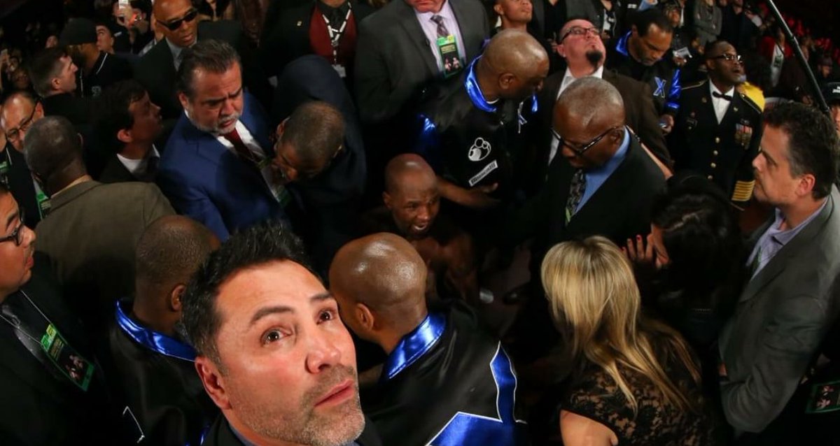 UncleMayweather's tweet photo. 😂 Oscar taking selfies while BHop got knocked out of the ring. #savage #boxing https://t.co/NEzamcRKze