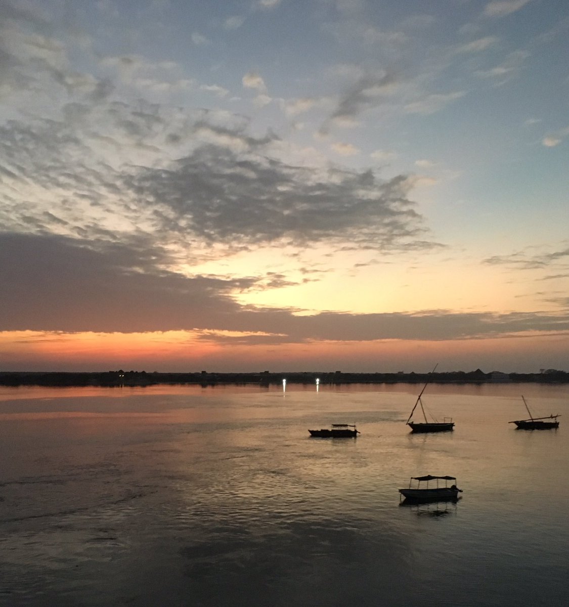 DrAhmedKalebi's tweet photo. @ForodhaniHouse Unforgettable views of Sunrise & Moonrise from #ForodhaniHouse in Shela Beach on Lamu Island overlooking Manda Island's beach #MagicalKenya https://t.co/SSfXoySNp4