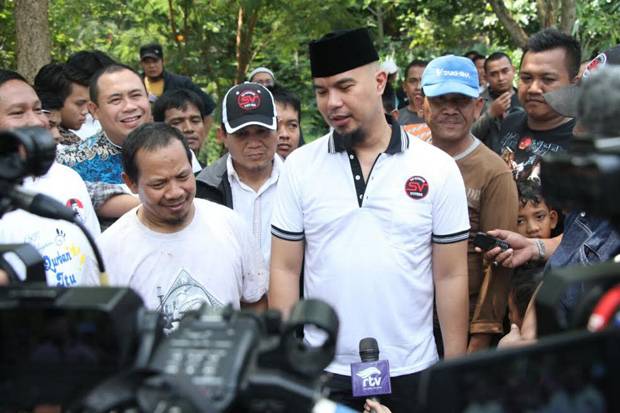 okezonenews's tweet photo. Dipanggil Sebagai Saksi Sri Bintang, Ahmad Dhani Kebingungan https://t.co/zyLeS1HtQH https://t.co/9xTUEcI7vo