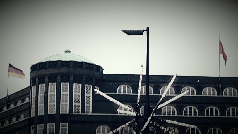#Hamburg trauert mit #Berlin. Flaggen auf Halbmast. #Breitscheidplatz