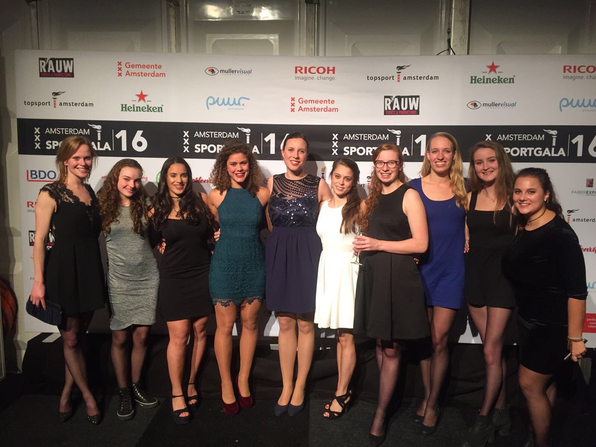 SoloSynchroNL's tweet photo. Leuke avond gehad op sportgala amsterdam. Gehuldigd met alle Amsterdamse kampioenen vanwege kampioen solo  en combo nk 2016 @DeDolfijnSY https://t.co/z4V5qGDz9n