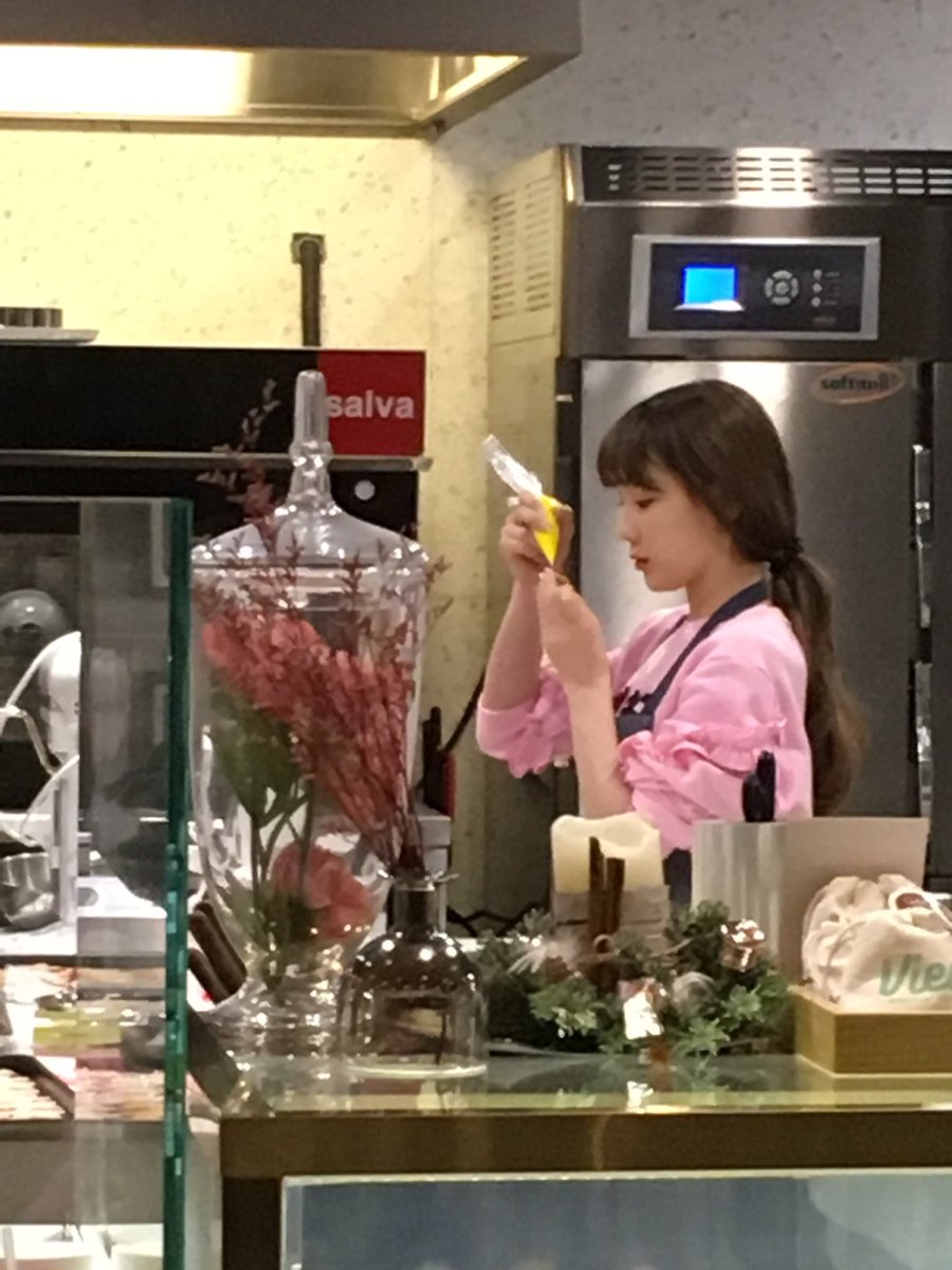 [PIC][20/21-12-2016]TaeYeon xuất hiện tại SUM CAFÉ để tham gia làm bánh Giáng Sinh vào chiều nay C0G23xLUkAAn-P-