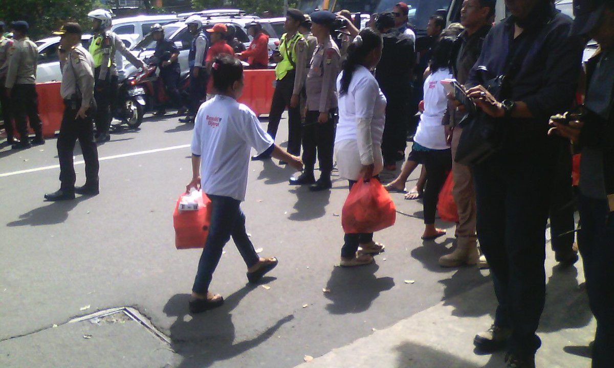 raka26456760's tweet photo. @jassie_jason biar dapet amplop sama tentenganya banyakan.. https://t.co/GR9tmd2rST