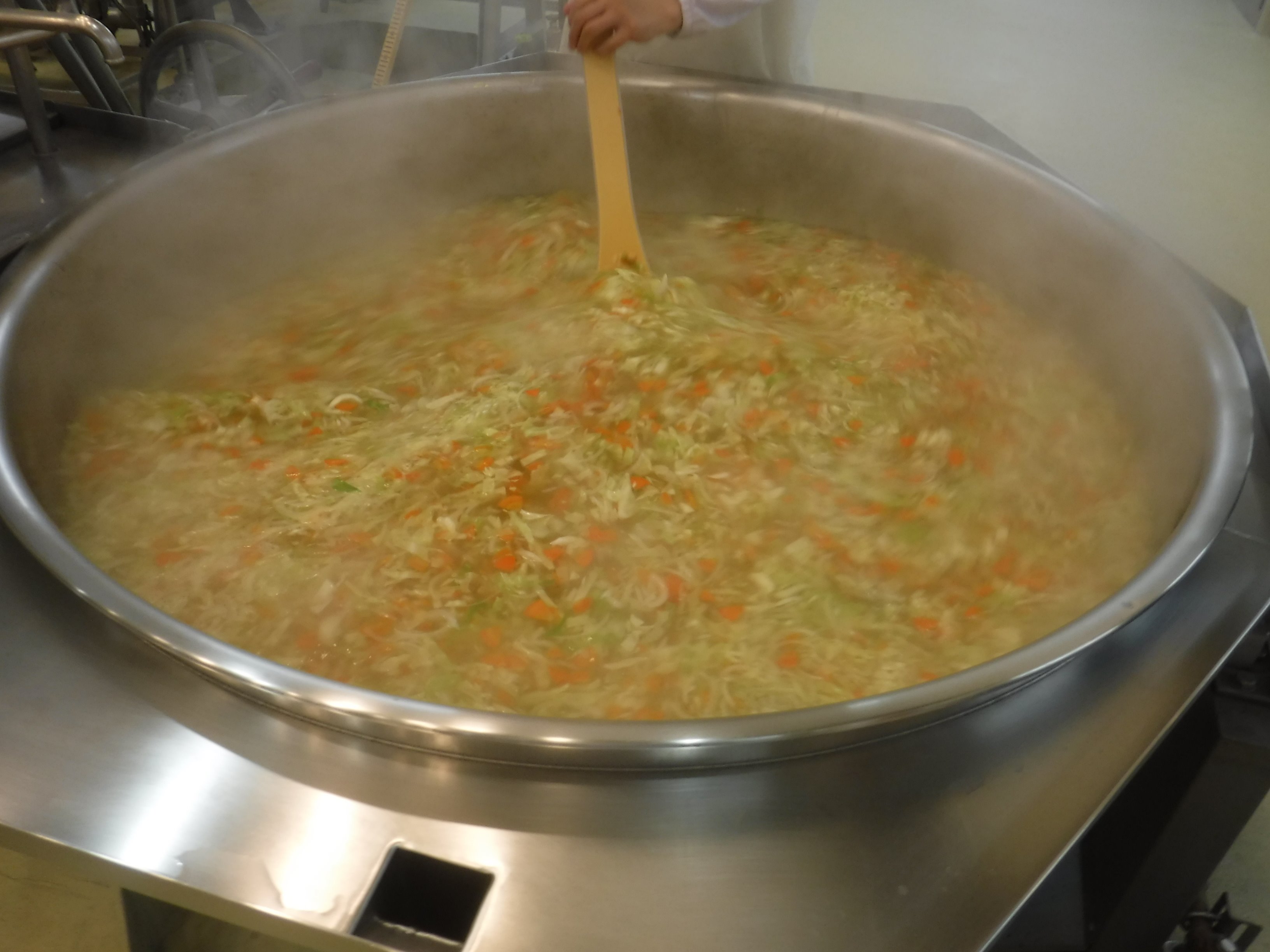 本庄上里学校給食センター 今日の給食は はちみつパン コンソメスープ ローストチキン 野菜のぺペロンチーノ 牛乳 です クリスマスといえばローストチキン という方もいらっしゃるのではないでしょうか 明日のｂコースはこのメニューにケーキがつい