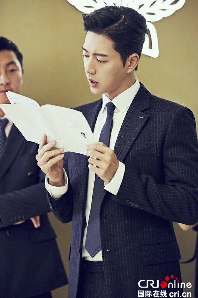 TheDramaKorea's tweet photo. Park Hae Jin saat syuting web drama 'Seven First Kisses'. https://t.co/uoJUyr5Xbc