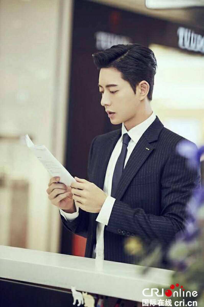 TheDramaKorea's tweet photo. Park Hae Jin saat syuting web drama 'Seven First Kisses'. https://t.co/uoJUyr5Xbc