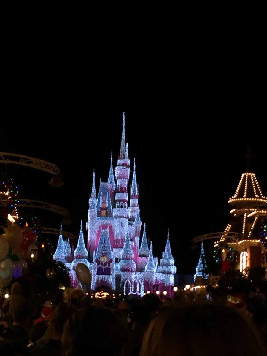 TriniGott's tweet photo. Y si volvemos? Porque no lo supero 😥🔙💛🏰 https://t.co/vLO8dlwH9b