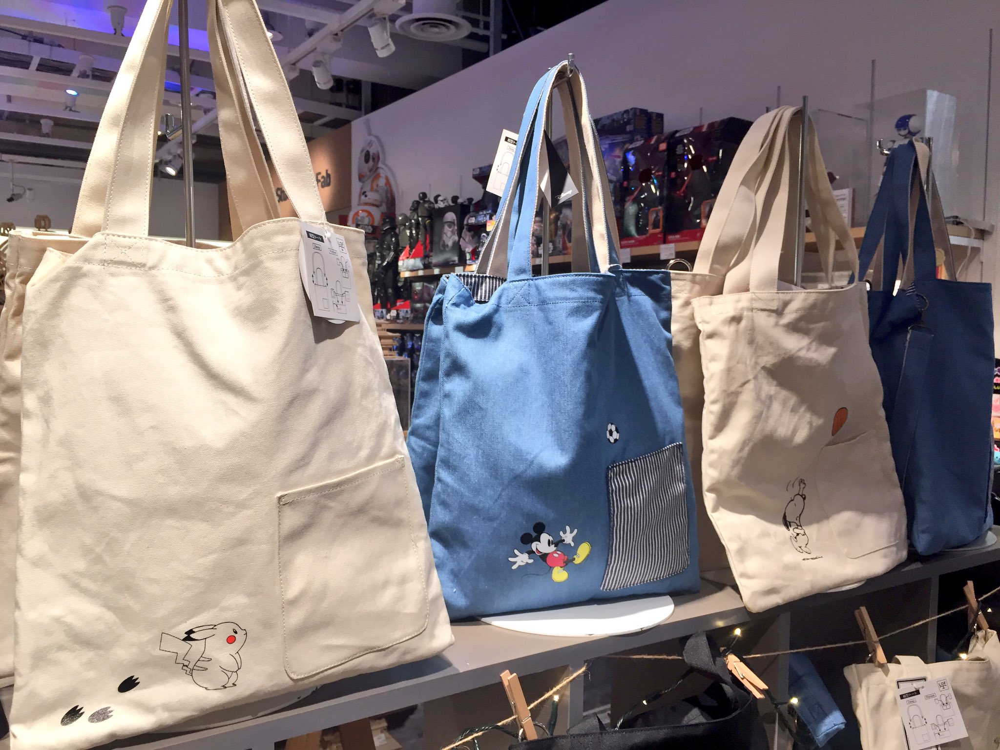 渋谷ロフト ロフトオリジナルのトートバッグ Lof Tote ロフトート が6階にてお取扱中です O O ちょうどいいサイズ感 ポケットもついてるので スマホやicカードを入れればカバンの中で行方不明になりませんよ メインバッグにもサブバッグ