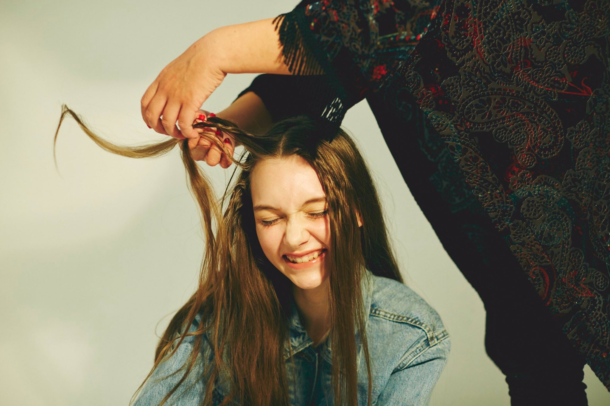 Gisele ビューティ撮影でプロセスカットの準備をするヘアメイク岡田さんとモデルのsofia ソフィア ８月にモデルをはじめたばかりのソフィア 楽しいキャラと笑顔で現場をなごませてくれました Sofia ソフィア Tomokookada岡田知子さん Gisele