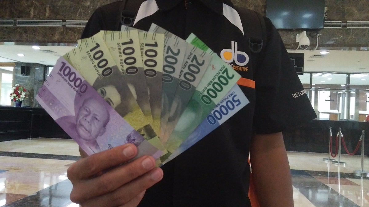 Tim <a href="/Discover_Bpn/">DISCOVER BALIKPAPAN</a> yg hadir pun menyempatkan untuk menukarkan uangnya dengan uang #RupiahNKRI. Ga banyak tapi lumayan lah :D