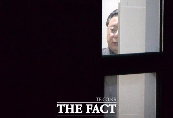 잠적 20여일 만에 모습 드러낸 우병우 전 민정수석 dlvr.it/MwbJjG