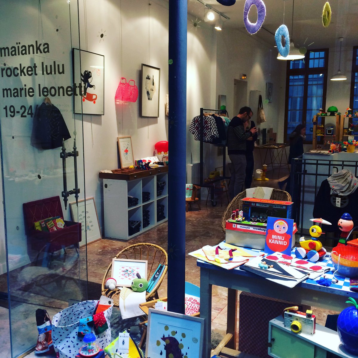 rocketlulu's tweet photo. Oh oh oh ! 🌲✨On vous attend dès 11h au 10 rue Béranger #paris3 #vente #noel #createur #vintage   #jouets #ecofrienfly @Mairiedu3 #ephemere https://t.co/uw93VGadk7