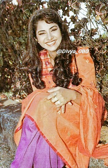 Divya_0b0's tweet photo. I Miss you Divya😔 Love you ❤ So Innocent and Charming Eyes 😍 #DivyaBharti #Geet #92s #Bollywood #RememberDivya https://t.co/g7hEw68qL4