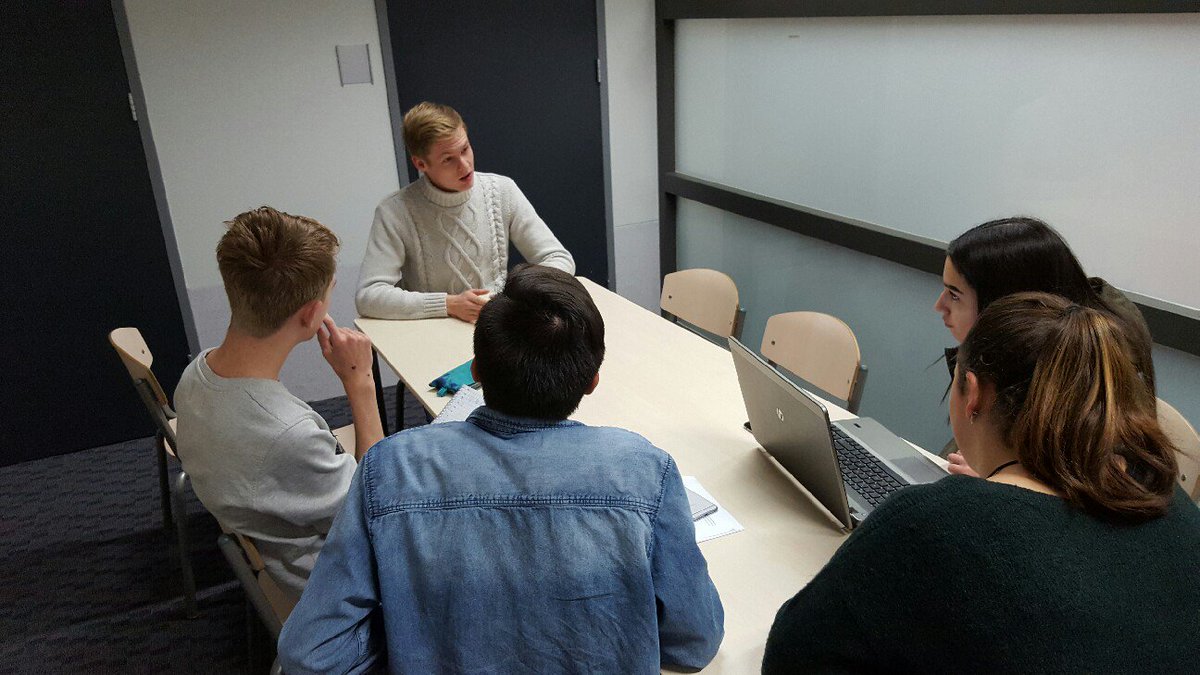 Toptraject leerlingen speeddaten met HBO-studenten. Vragen over studeren en studentenleven werden gesteld en ze kregen hulp bij opdrachten.